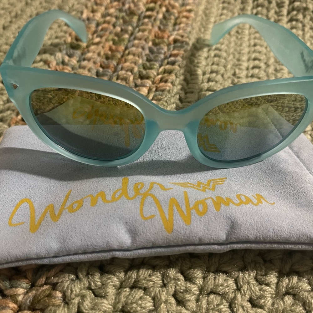 Wonder Woman sunglasses with case